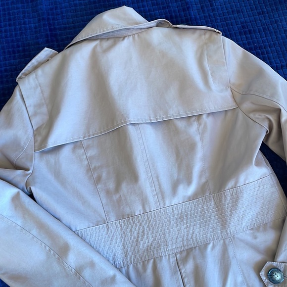 Kenneth Cole women’s tan trench coat size Medium - Picture 13 of 13